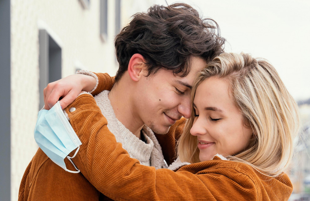 Seven-second hugs hint at romantic interest