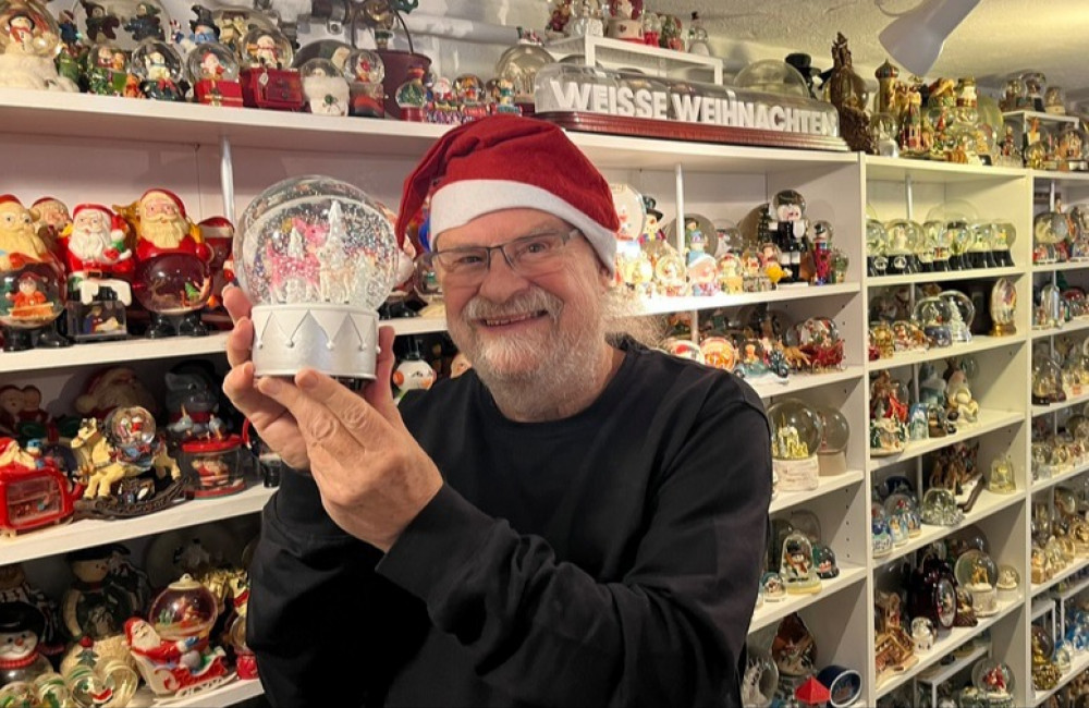 Man extends world record for largest snow globe collection