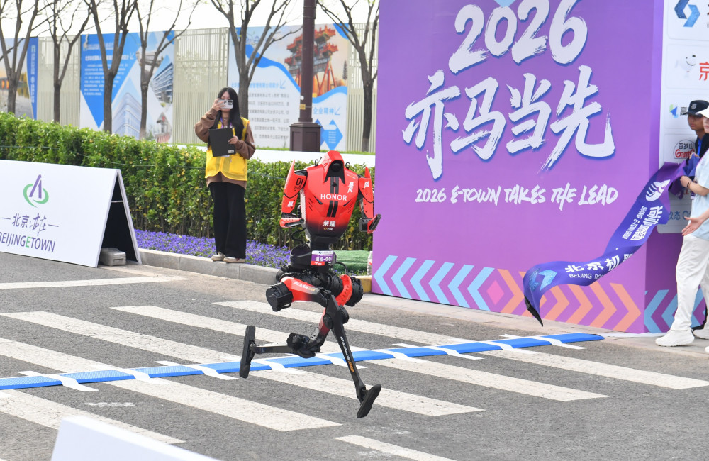 Robot races to victory in Beijing half-marathon
