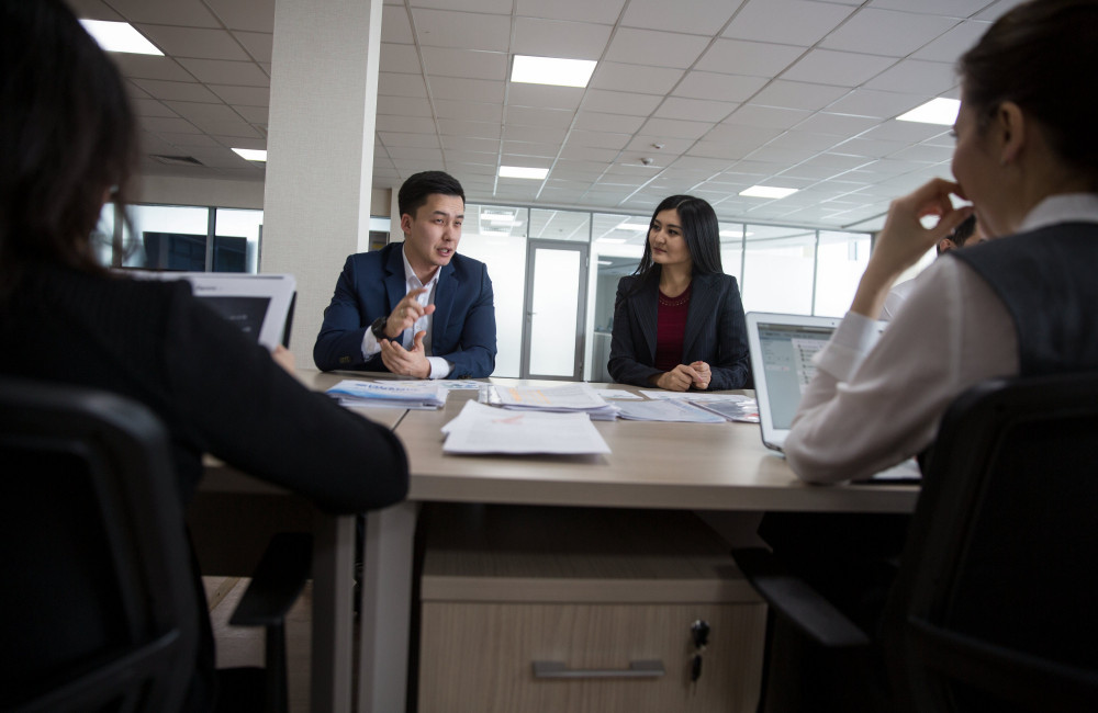 Too much time with work colleagues damages mental health