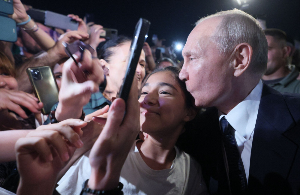Vladimir Putin at centre of barmy ‘time traveller’ theory as century-old photos fuel viral conspiracy